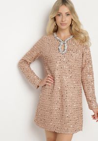 Born2be - Beżowo-Złota Koktajlowa Cekinowa Sukienka o Pudełkowym Kroju Sewilena. Okazja: na co dzień. Kolor: beżowy. Wzór: aplikacja. Styl: wizytowy #7