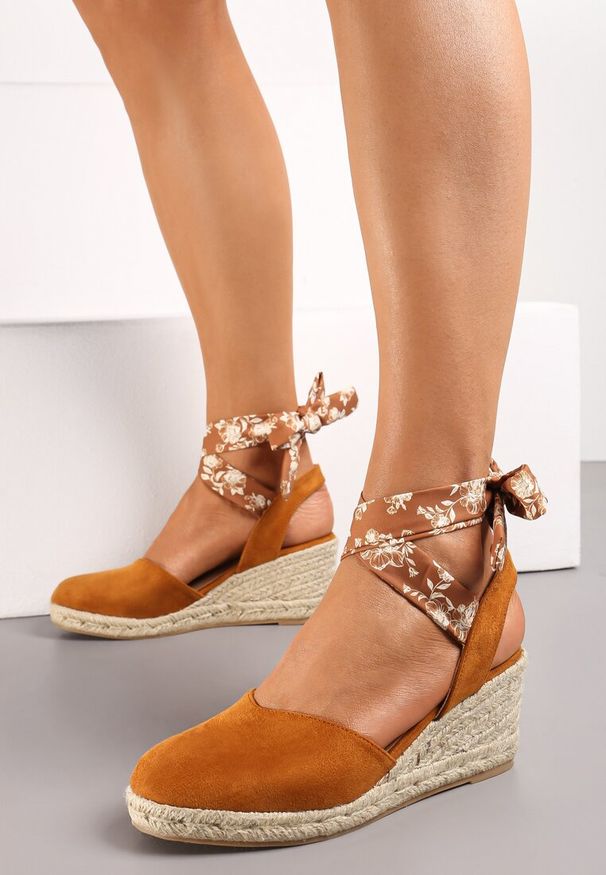 Renee - Brązowe Sandały Espadryle na Koturnie Wiązane Przy Kostce Mirilthe. Zapięcie: pasek. Kolor: brązowy. Wzór: aplikacja. Obcas: na koturnie