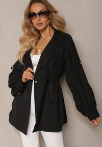 Renee - Czarny Płaszcz o Krótkim Fasonie z Paskiem i Elastyczną Talią oraz Bufiastymi Rękawami Pathia. Okazja: na spotkanie biznesowe. Kolor: czarny. Materiał: jeans. Długość: krótkie. Styl: elegancki, biznesowy