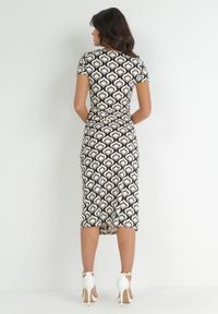 Born2be - Beżowa Sukienka Kopertowa z Ozdobnym Węzłem Belba. Kolor: beżowy. Wzór: geometria, aplikacja. Typ sukienki: kopertowe. Długość: midi #4