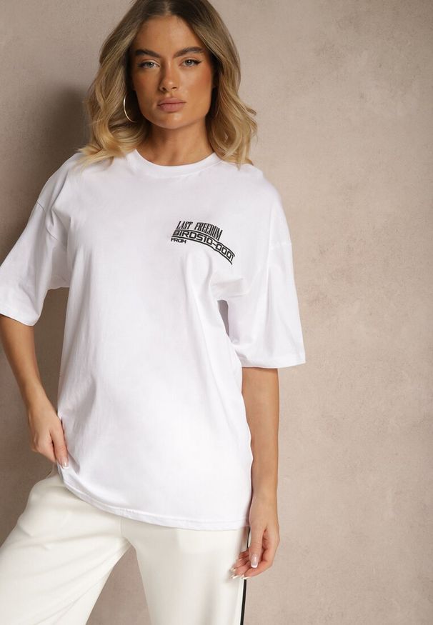 Renee - Biała Koszulka T-shirt Ozdobiona Nadrukiem na Plecach Arilora. Kolor: biały. Wzór: aplikacja, nadruk