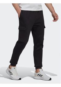 Adidas - adidas Spodnie dresowe Essentials Fleece Regular Tapered Cargo Joggers HL2226 Czarny Regular Fit. Kolor: czarny. Materiał: dresówka, bawełna #6