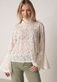 Born2be - Beżowa Wiskozowa Bluzka z Koronki z Bawełną Kokardą i Rozszerzanymi Rękawami Andrice. Okazja: na randkę. Typ kołnierza: kokarda. Kolor: beżowy. Materiał: wiskoza, bawełna, koronka. Wzór: koronka. Styl: klasyczny #8