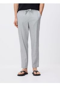 Reserved - Spodnie carrot z lnem - ciemnoszary. Kolor: szary. Materiał: len