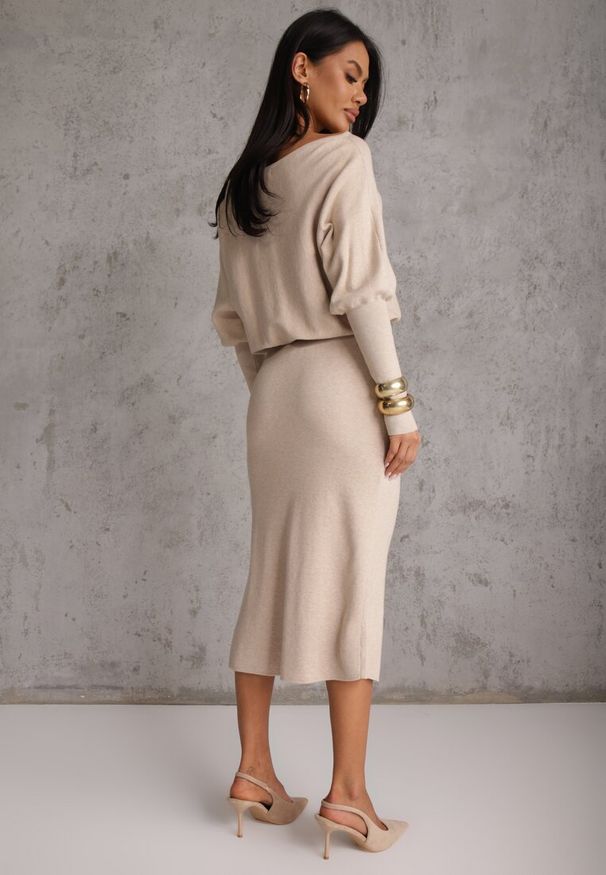 Renee - Beżowa Nietoperzowa Sukienka z Dzianiny z Wiskozą z Dekoltem w Łódkę Yuzoma. Typ kołnierza: dekolt w łódkę. Kolor: beżowy. Materiał: dzianina, wiskoza. Typ sukienki: oversize