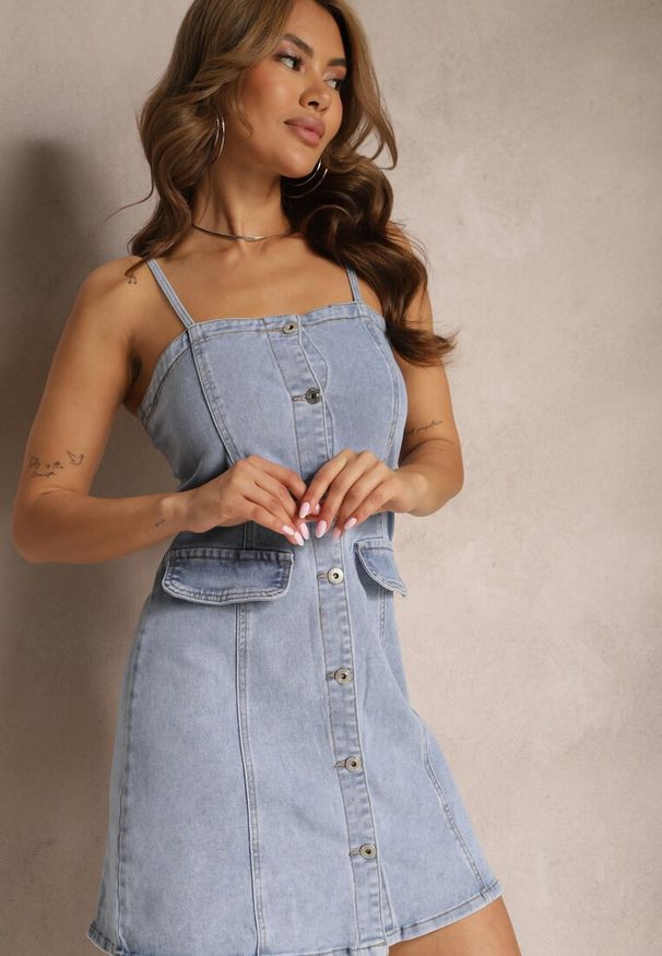 Renee - Niebieska Sukienka z Guzikami na Ramiączkach Rellada. Okazja: na co dzień. Kolor: niebieski. Materiał: jeans. Długość rękawa: na ramiączkach. Typ sukienki: dopasowane. Styl: elegancki, casual