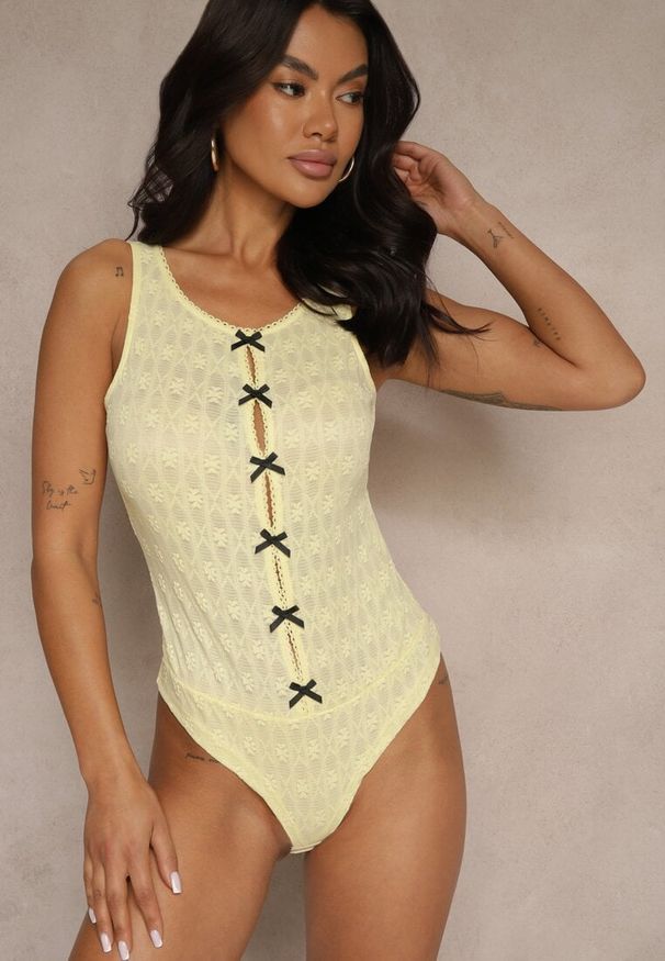 Renee - Żółte Body z Ozdobnymi Kokardkami Ovianna. Okazja: na co dzień. Typ kołnierza: kokarda. Kolor: żółty. Materiał: jeans. Styl: casual