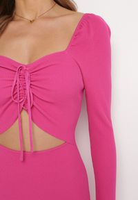 Born2be - Fuksjowa Sukienka Mini z Prążkowanego Materiału z Wycięciem i Wiązaniem Cerdosja. Kolor: różowy. Materiał: materiał, prążkowany. Długość: mini #2