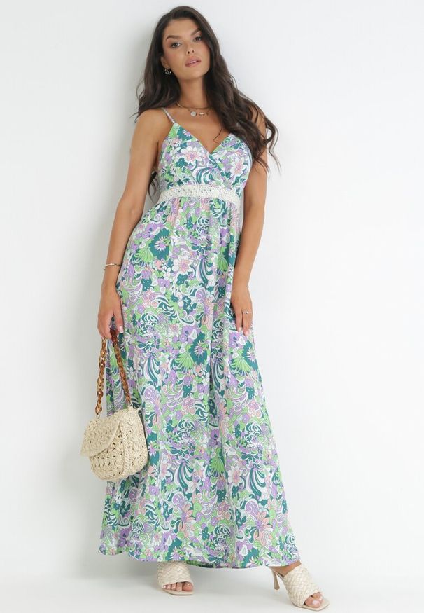 Born2be - Zielona Sukienka na Cienkich Ramiączkach z Kopertowym Dekoltem Jacie. Kolor: zielony. Długość rękawa: na ramiączkach. Typ sukienki: kopertowe. Długość: maxi