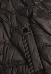 Renee - Czarna Kurtka Przejściowa z Kapturem w Oryginalne Pikowane Przeszycia Arivitta. Okazja: na spacer. Typ kołnierza: kaptur. Kolor: czarny. Materiał: poliester, jeans #4