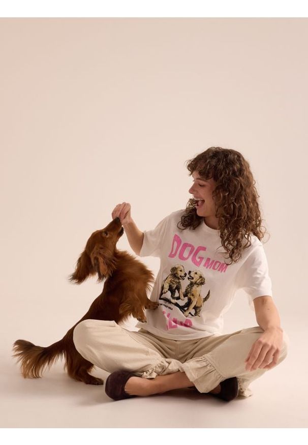 Reserved - T-shirt z nadrukiem - złamana biel. Materiał: dzianina, bawełna. Wzór: nadruk