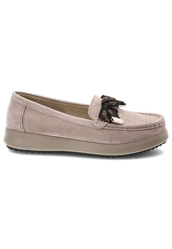 Mokasyny damskie Filippo, o klasycznym kroju z cholewką ze skóry naturalnej osadzone na lekkiej elastycznej podeszwie z dekoracyjną kokardą, beżowe,. Okazja: na co dzień. Kolor: beżowy. Materiał: skóra. Szerokość cholewki: normalna. Sezon: wiosna, jesień. Styl: klasyczny