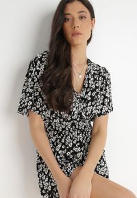Born2be - Czarny Kombinezon Kala. Kolor: czarny. Materiał: wiskoza. Długość: krótkie. Wzór: kwiaty. Sezon: lato #3
