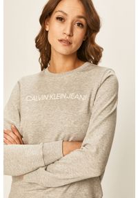 Calvin Klein Jeans - Bluza. Okazja: na co dzień. Typ kołnierza: bez kaptura. Kolor: szary. Materiał: bawełna, dzianina. Wzór: nadruk. Styl: casual #3