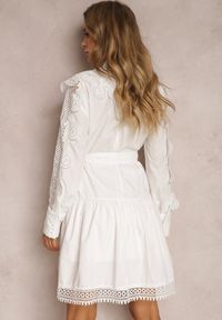 Renee - Biała Sukienka Laodilea. Kolor: biały. Materiał: materiał, koronka. Wzór: koronka. Styl: klasyczny. Długość: mini #3