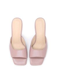 Kazar - Liliowe klapki damskie. Kolor: fioletowy. Materiał: skóra. Obcas: na obcasie. Styl: elegancki. Wysokość obcasa: średni #3