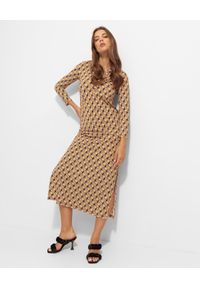 MALIPARMI - Brązowa sukienka we wzory. Kolor: brązowy. Materiał: materiał, wiskoza. Wzór: geometria. Typ sukienki: dopasowane. Długość: midi