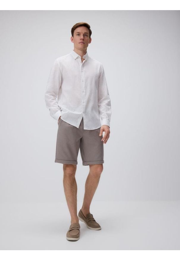 Reserved - Szorty regular fit - beżowy. Kolor: beżowy. Materiał: bawełna, dzianina