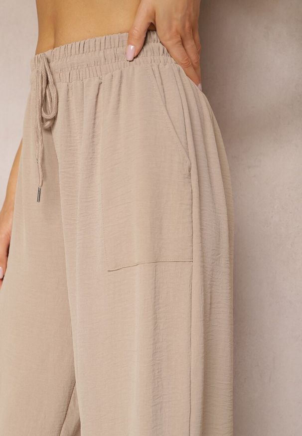 Renee - Ciemnobeżowe Spodnie High Waist ze Sznurkiem w Talii i Prostą Nogawką Raveann. Okazja: na co dzień. Stan: podwyższony. Kolor: beżowy. Styl: casual