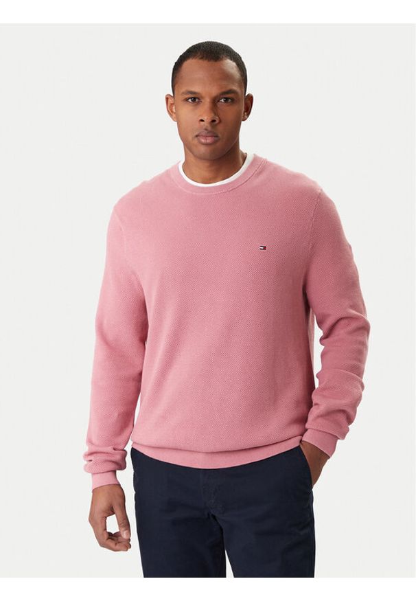 TOMMY HILFIGER - Tommy Hilfiger Sweter Essential MW0MW36347 Koralowy Regular Fit. Kolor: pomarańczowy. Materiał: bawełna