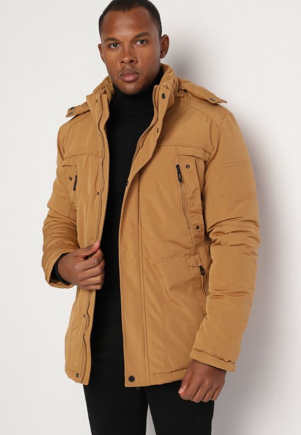 Born2be - Jasnobrązowa Kurtka Zimowa z Ociepleniem i Odpinanym Kapturem oraz Kieszeniami Izalinda. Okazja: na spacer, na co dzień. Kolor: brązowy. Materiał: jeans. Sezon: zima. Styl: casual, klasyczny