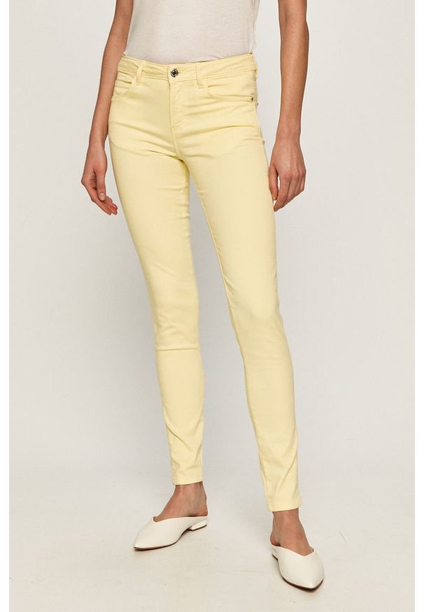 Guess - Spodnie. Kolor: żółty. Materiał: tkanina, bawełna, materiał, elastan. Wzór: gładki