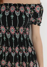 Born2be - Czarna Sukienka z Wiskozy Nesone. Typ kołnierza: dekolt hiszpanka. Kolor: czarny. Materiał: wiskoza. Wzór: aplikacja, kolorowy. Długość: midi #2
