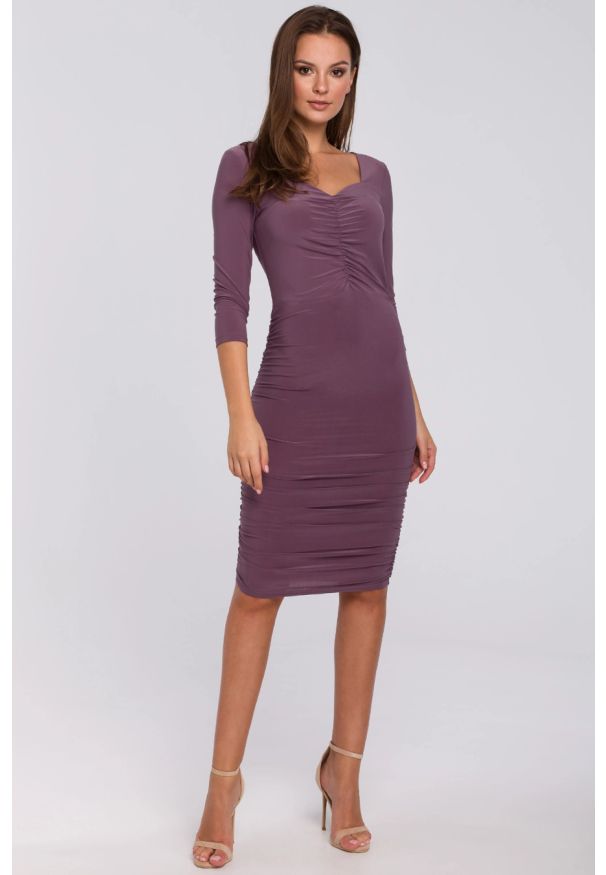Sukienki.shop - Zjawiskowa mocno dopasowana sukienka z marszczeniami. Okazja: na randkę, na imprezę. Typ sukienki: ołówkowe. Styl: wizytowy. Długość: midi
