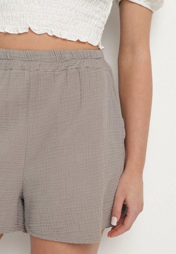 Born2be - Ciemnobeżowe Klasyczne Bawełniane Szorty z Wysokim Stanem Madellia. Okazja: na spacer, na imprezę. Stan: podwyższony. Kolor: beżowy. Materiał: bawełna. Sezon: lato. Styl: klasyczny