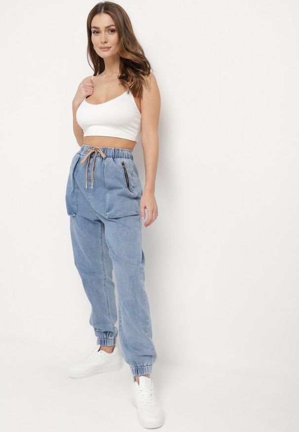 Born2be - Niebieskie Jeansy o Fasonie Joggerów z Gumką w Pasie Notofa. Okazja: na co dzień. Kolor: niebieski. Styl: wizytowy, casual, klasyczny, elegancki