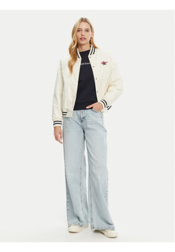 Guess Jeans Kurtka bomber W5RL43 WHAA2 Beżowy Regular Fit. Kolor: beżowy. Materiał: syntetyk