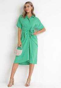 Born2be - Zielona Koszulowa Sukienka Midi z Ozdobnym Wiązaniem i Marszczeniem Eudolia. Okazja: na co dzień. Typ kołnierza: dekolt w serek. Kolor: zielony. Długość rękawa: krótki rękaw. Sezon: wiosna, lato. Typ sukienki: koszulowe. Styl: casual, klasyczny. Długość: midi #5