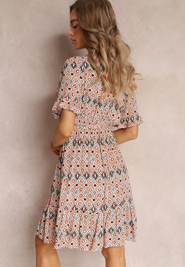 Renee - Jasnoróżowa Sukienka Mini z Gumką w Pasie i Falbanką z Wiskozy Ellison. Kolor: różowy. Materiał: wiskoza. Długość rękawa: krótki rękaw. Długość: mini