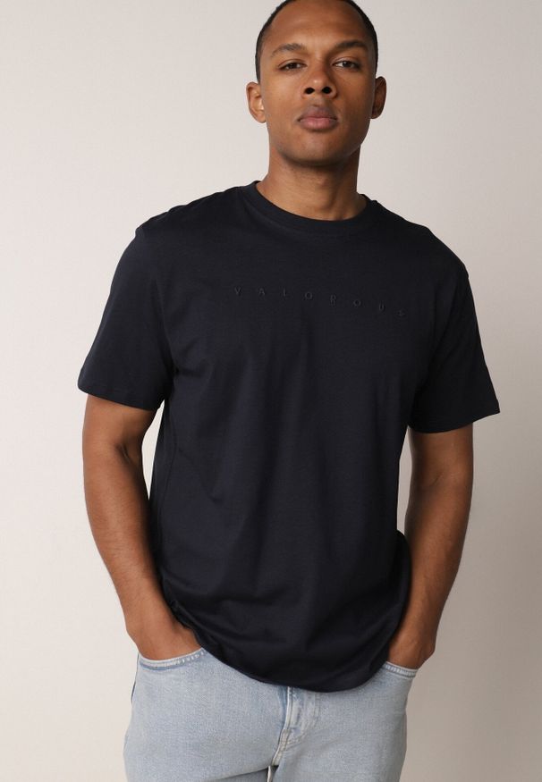 Born2be - Granatowa Koszulka T-shirt z Bawełny Ozdobiona Napisem Palidia. Okazja: na co dzień. Typ kołnierza: kaptur. Kolor: niebieski. Materiał: bawełna. Wzór: napisy, aplikacja. Styl: casual