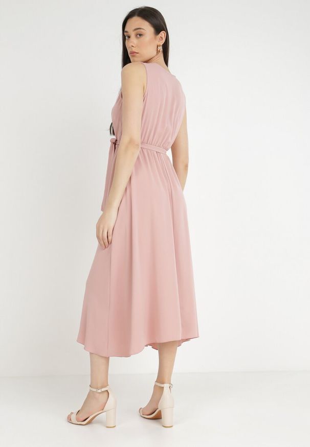 Born2be - Różowa Sukienka Iolaera. Kolor: różowy. Materiał: materiał, tkanina. Długość rękawa: na ramiączkach. Wzór: ażurowy, gładki, aplikacja. Sezon: lato. Typ sukienki: kopertowe. Długość: midi