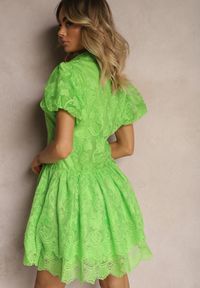 Renee - Zielona Sukienka Mini z Bufiastymi Rękawami i Guzikami Ozdobiona Kwiatową Koronką Eia. Kolor: zielony. Materiał: koronka. Wzór: aplikacja, koronka, kwiaty. Długość: mini #4