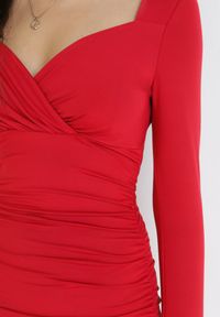 Born2be - Czerwona Sukienka Evothee. Kolor: czerwony. Materiał: wiskoza, dzianina. Długość rękawa: długi rękaw. Typ sukienki: kopertowe. Długość: mini
