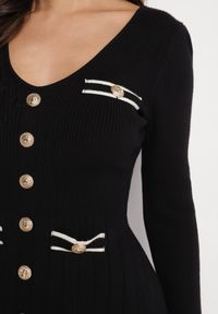 Born2be - Czarna Sweterkowa Sukienka z Wiskozą Ozdobiona Guzikami i Imitacją Kieszeni Izamines. Okazja: na co dzień. Kolor: czarny. Materiał: wiskoza. Wzór: aplikacja. Typ sukienki: dopasowane, proste. Styl: klasyczny, casual, elegancki #4