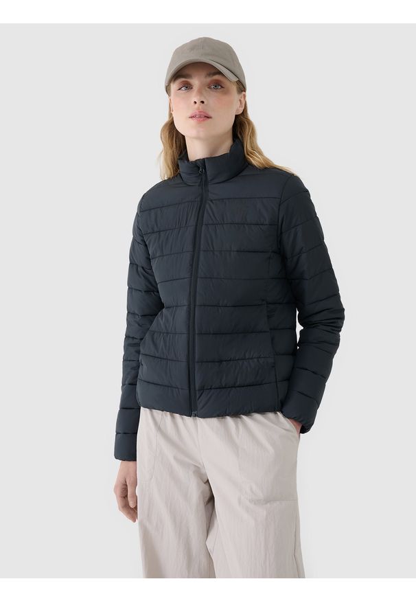 4f - 4F Kurtka puchowa z wypełnieniem syntetycznym damska - czarna XXL. Okazja: na co dzień. Typ kołnierza: kołnierzyk stójkowy. Kolor: czarny. Materiał: syntetyk, puch. Długość: długie. Styl: klasyczny, casual, sportowy