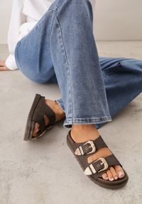 Born2be - Brązowe Płaskie Klapki z Regulowanymi Ozdobnymi Sprzączkami Lamicia. Kolor: brązowy. Materiał: jeans, len. Wzór: aplikacja. Styl: klasyczny #3