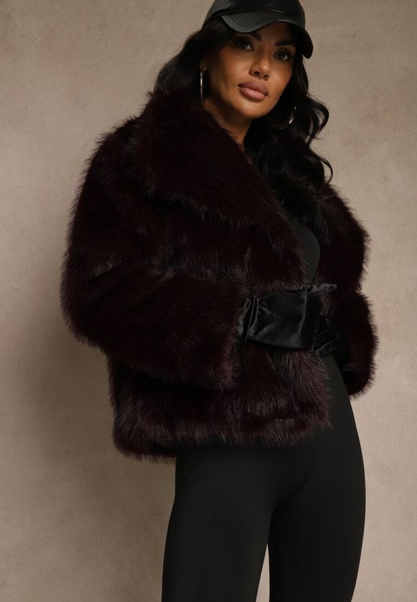 Renee - Bordowa Kurtka Futrzana Ozdobiona Kołnierzem Avelire. Okazja: na co dzień. Kolor: czerwony. Materiał: futro. Wzór: aplikacja. Sezon: zima. Styl: casual, elegancki