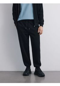 Reserved - Spodnie dresowe comfort fit - czarny. Kolor: czarny. Materiał: dresówka #1