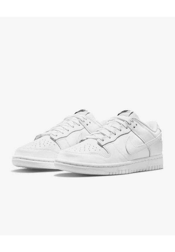 Buty sportowe Nike Dunk Low Triple White. Kolor: biały. Sport: turystyka piesza