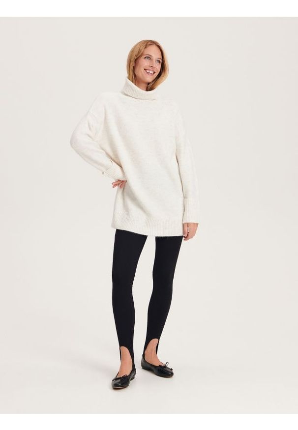 Reserved - Legginsy z zapiętkiem - czarny. Kolor: czarny. Materiał: wiskoza, dzianina. Wzór: gładki