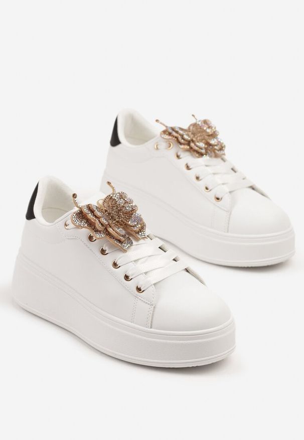 Born2be - Biało-Czarne Sneakersy na Platformie z Odpinaną Aplikacją w Kształcie Motyla Ravlimi. Okazja: na co dzień. Kolor: biały. Materiał: jeans. Szerokość cholewki: normalna. Wzór: aplikacja. Obcas: na platformie