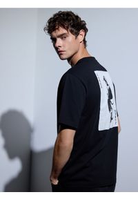 Reserved - T-shirt relaxed z nadrukiem na plecach - czarny. Kolor: czarny. Materiał: dzianina, bawełna. Wzór: nadruk