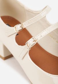 Renee - Beżowe Czółenka Lakierowane na Słupku z Paskami na Sprzączki Omeisa. Okazja: do pracy. Zapięcie: pasek. Kolor: beżowy. Materiał: lakier. Wzór: kwiaty, paski. Obcas: na słupku. Styl: wizytowy, klasyczny, elegancki. Wysokość obcasa: średni #7