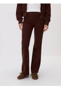 Reserved - Spodnie dresowe - brązowy. Kolor: brązowy. Materiał: dresówka #1