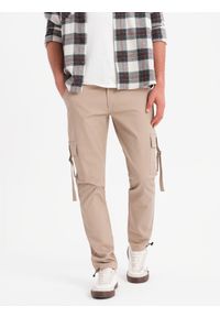 Ombre Clothing - Męskie spodnie cargo STRAIGHT LEG z paskami na kieszeniach – piaskowe V2. Materiał: bawełna, elastan, materiał. Wzór: paski. Styl: klasyczny, elegancki #11