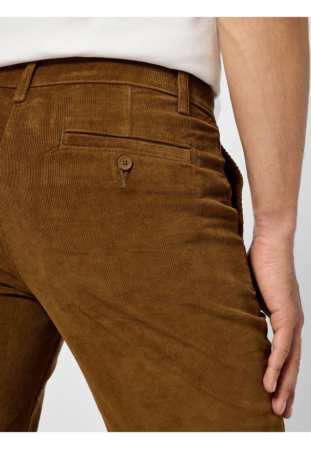 Lee - LEE MĘSKIE SPODNIE MATERIAŁOWE LEE REGULAR CHINO BUFFALO 112355777. Materiał: materiał
